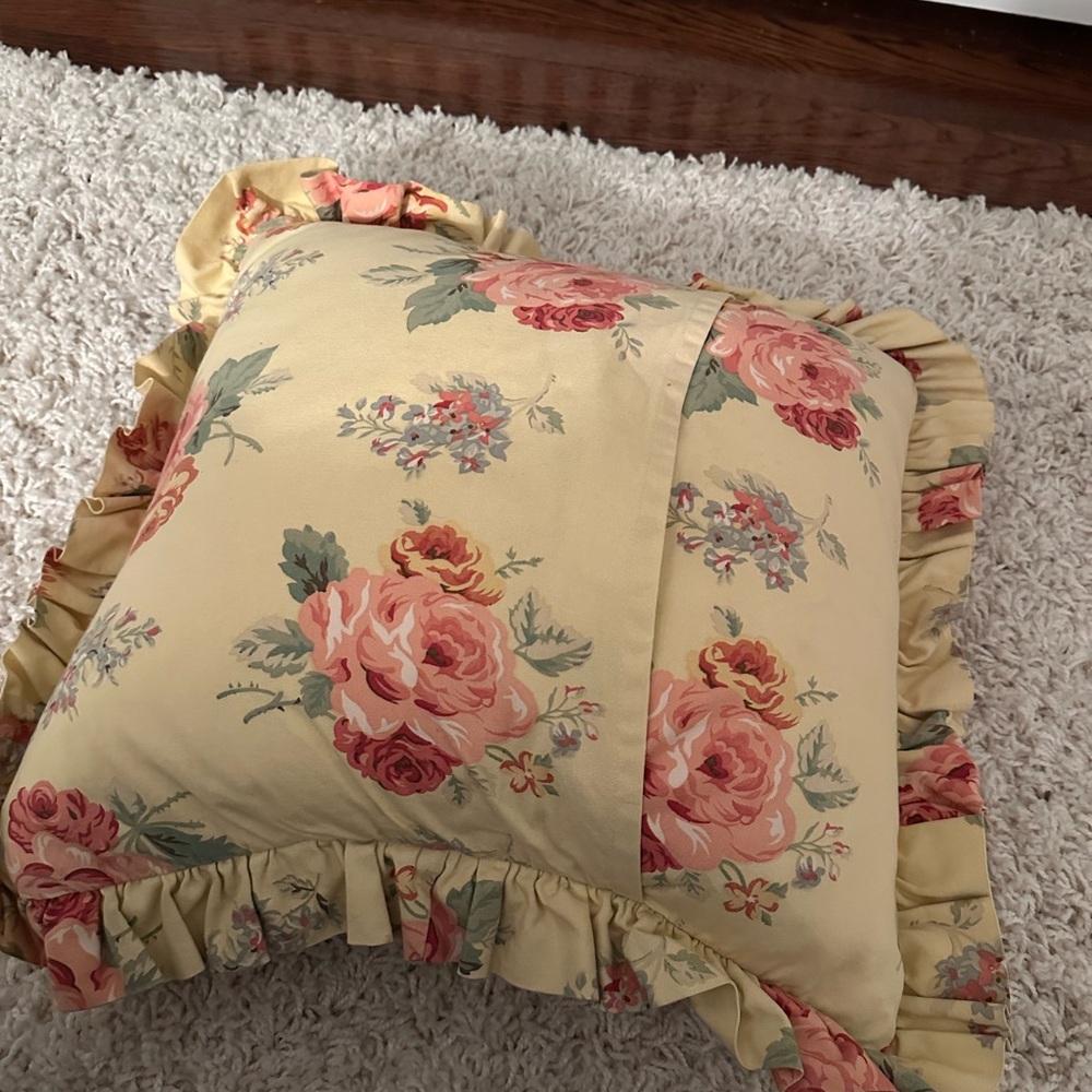 Authentic Ralph Lauren Iconic Floral Throw Pillow with Ruffle Edges - Picture 3 of 4